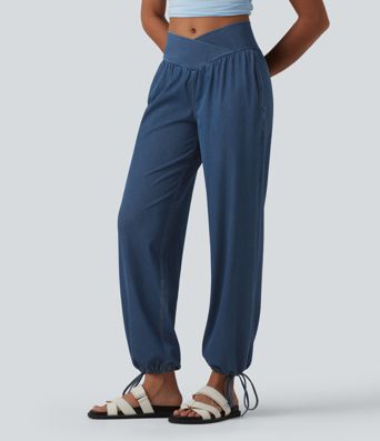 Halara Flex™ - Lässige Denim-Joggers mit mittelhohem Crossover-Bund, Seitentaschen und Kordelzug