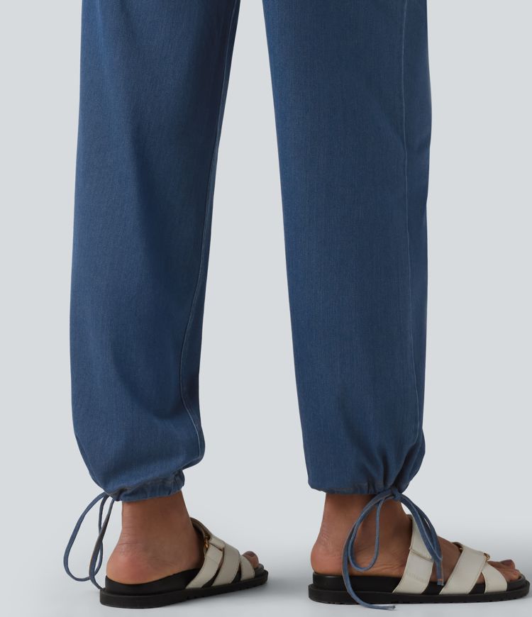 Halara Flex™ - Lässige Denim-Joggers mit mittelhohem Crossover-Bund, Seitentaschen und Kordelzug