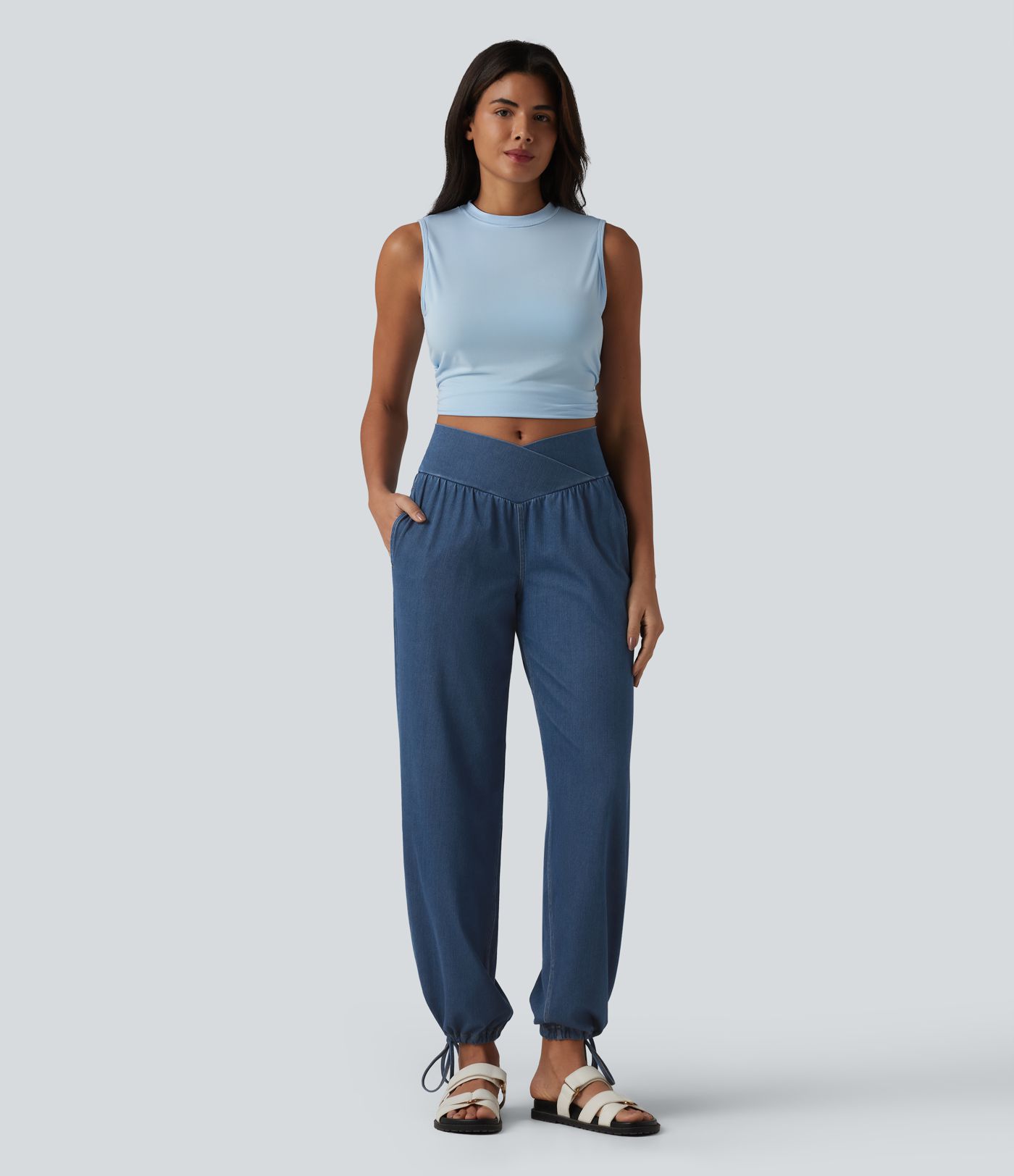 Halara Flex™ - Lässige Denim-Joggers mit mittelhohem Crossover-Bund, Seitentaschen und Kordelzug