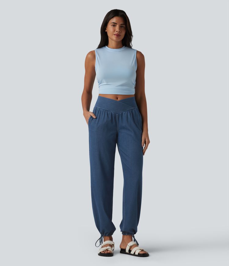 Halara Flex™ - Lässige Denim-Joggers mit mittelhohem Crossover-Bund, Seitentaschen und Kordelzug