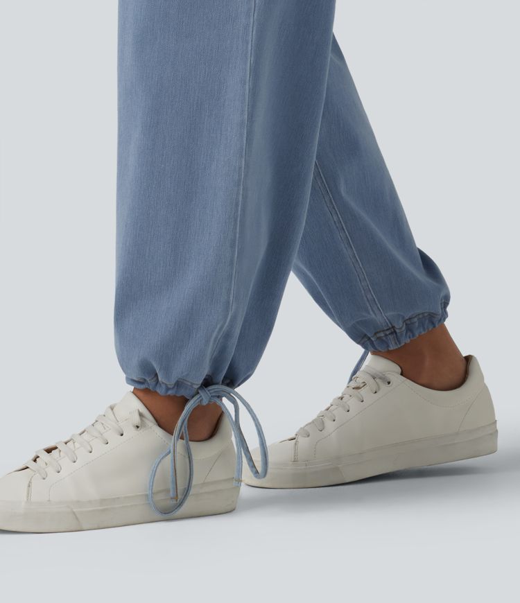 Halara Flex™ - Lässige Denim-Joggers mit mittelhohem Crossover-Bund, Seitentaschen und Kordelzug