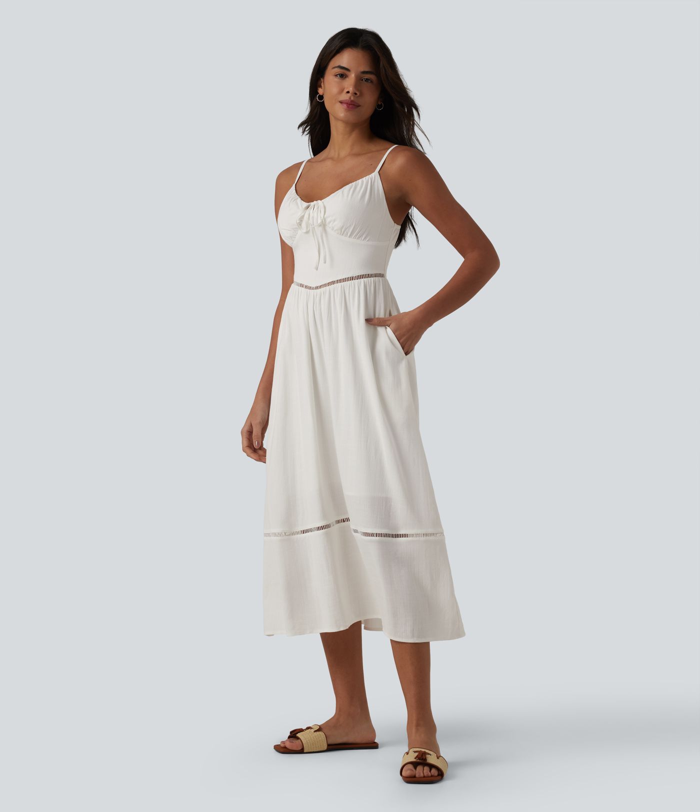 Önü bağlamalı, dekolteli, cepli, keten görünümlü midi askılı elbise.