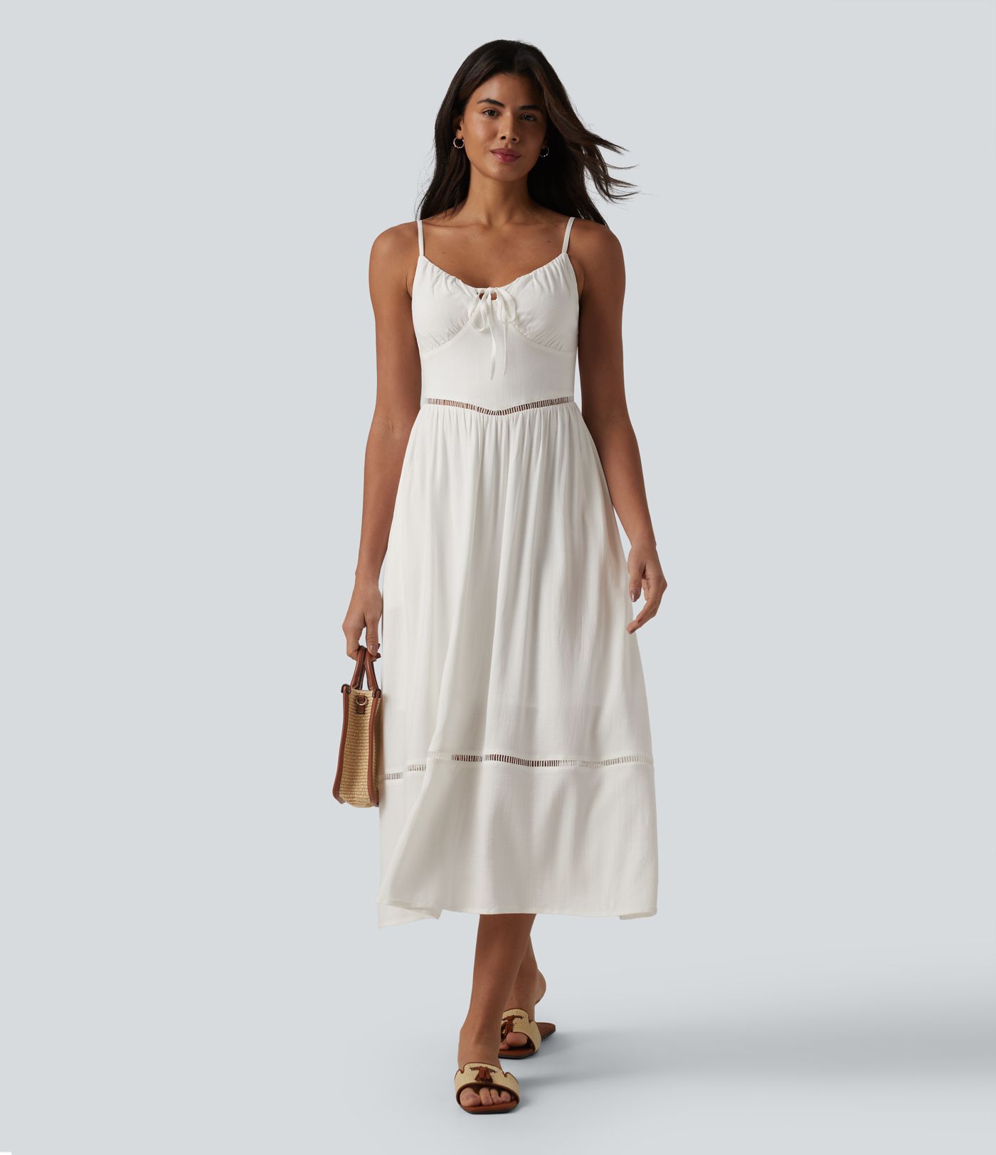 Önü bağlamalı, dekolteli, cepli, keten görünümlü midi askılı elbise.