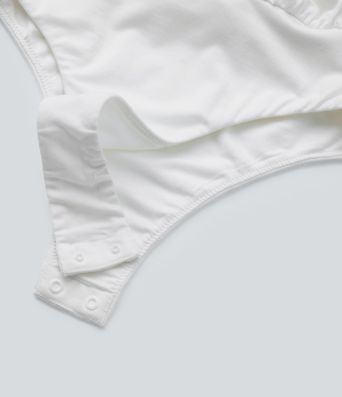 Body asymétrique à col drapé et boutons pour le bureau