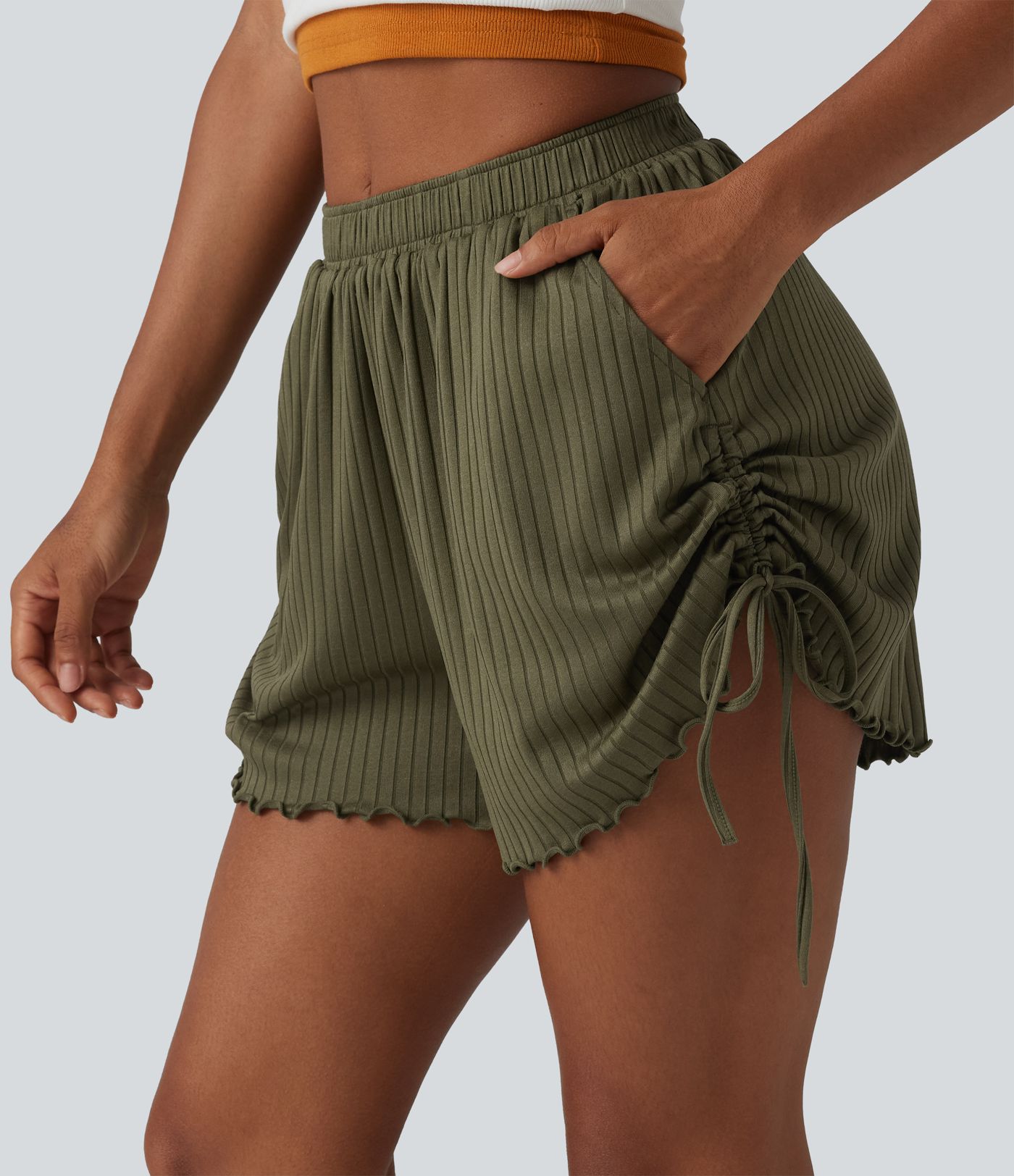 Shorts aus geripptem Strick mit mittelhohem Bund, Seitentaschen, Kordelzug und Wellensaum - 10,2 cm