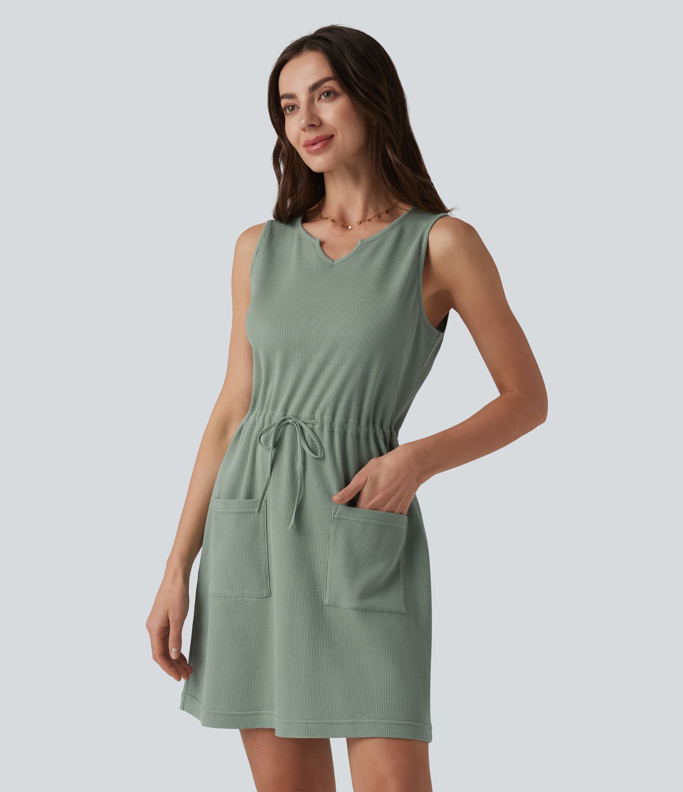 Robe mini gaufrée col cranté sans manches cordon de serrage avec poches