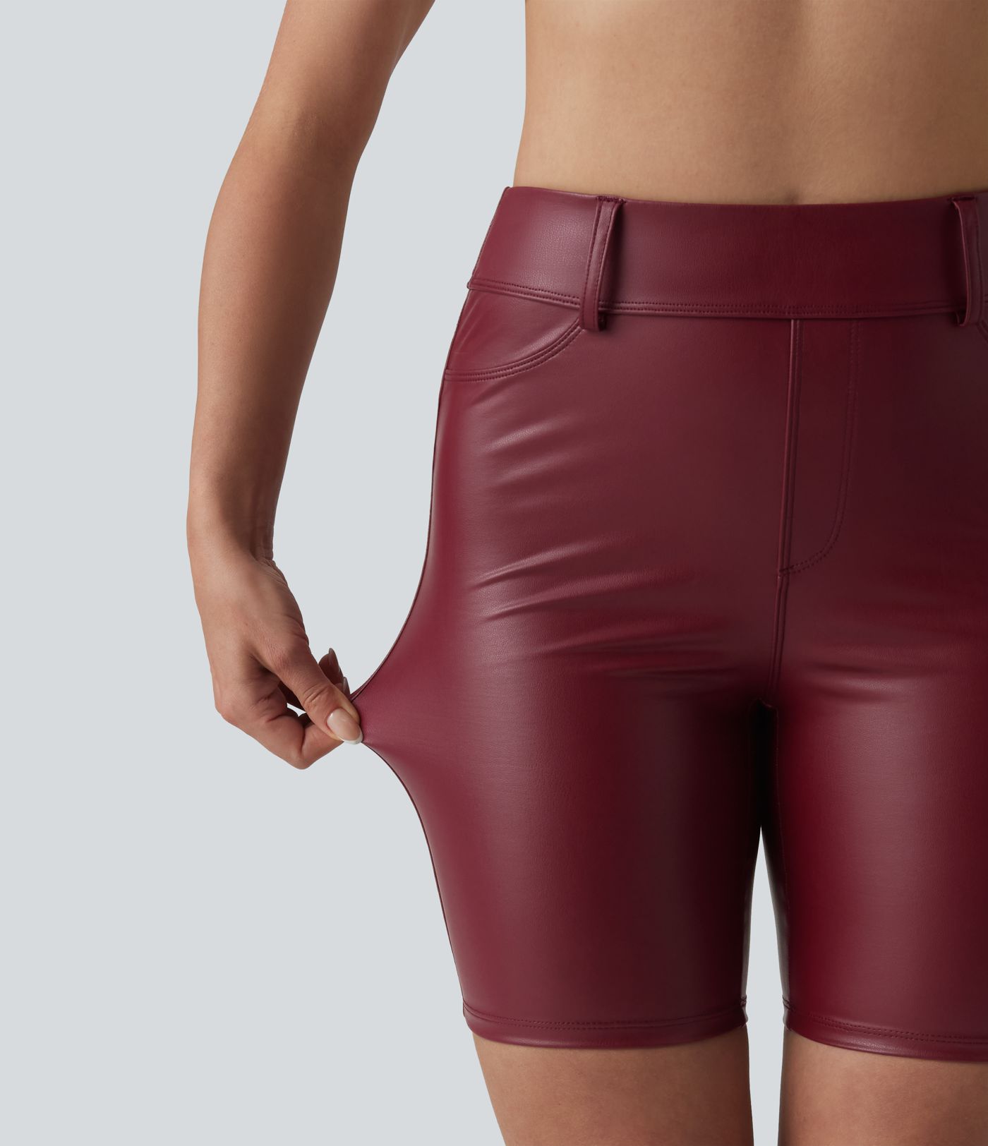 Lässige Biker-Shorts aus elastischem Kunstleder mit hohem Bund und Gesäßtaschen - 17,8 cm