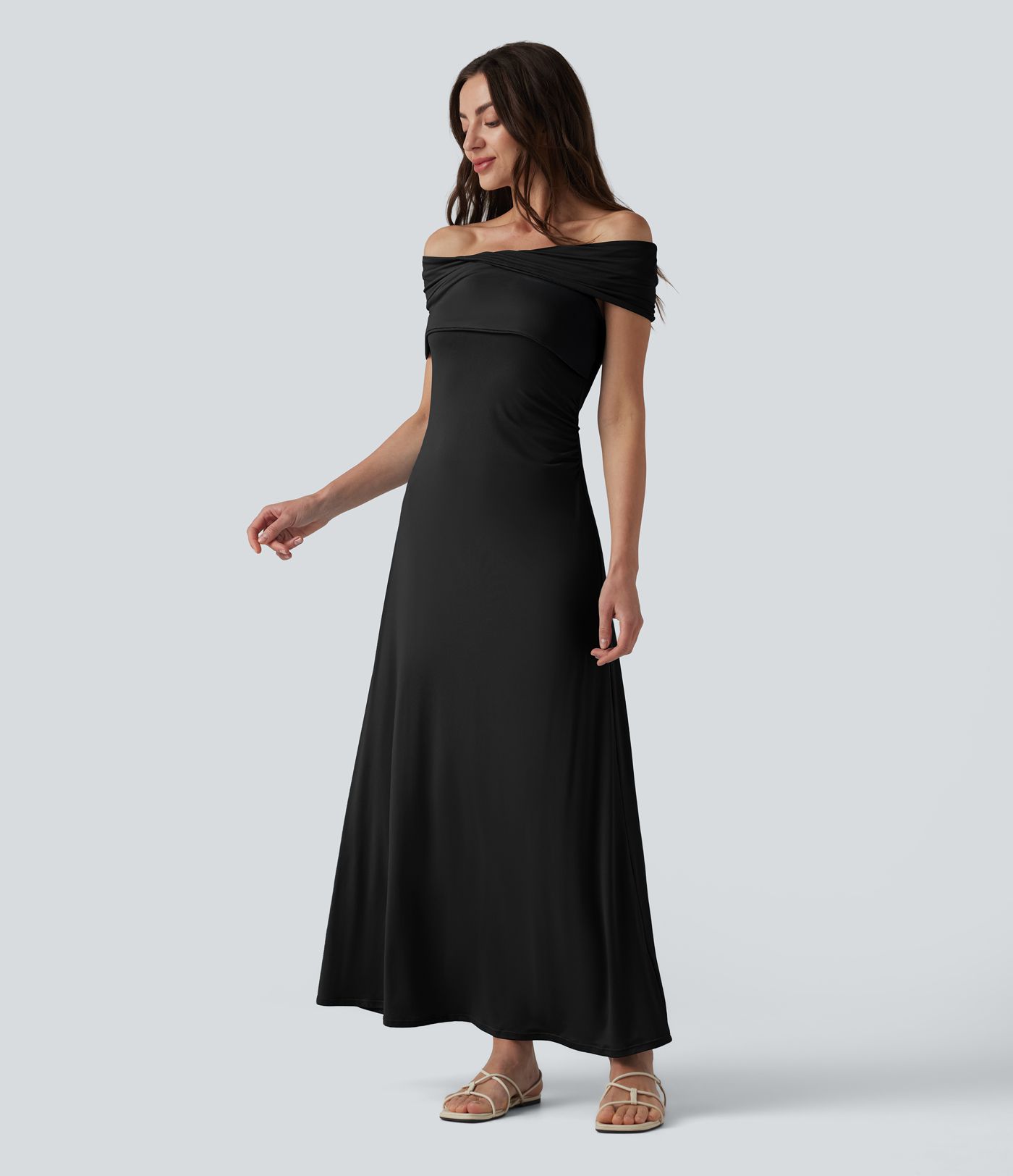 Schulterfreies, gerafftes Maxikleid mit Bindeband am Rücken Schulterfreies, gerafftes Maxikleid mit Bindeband am Rücken