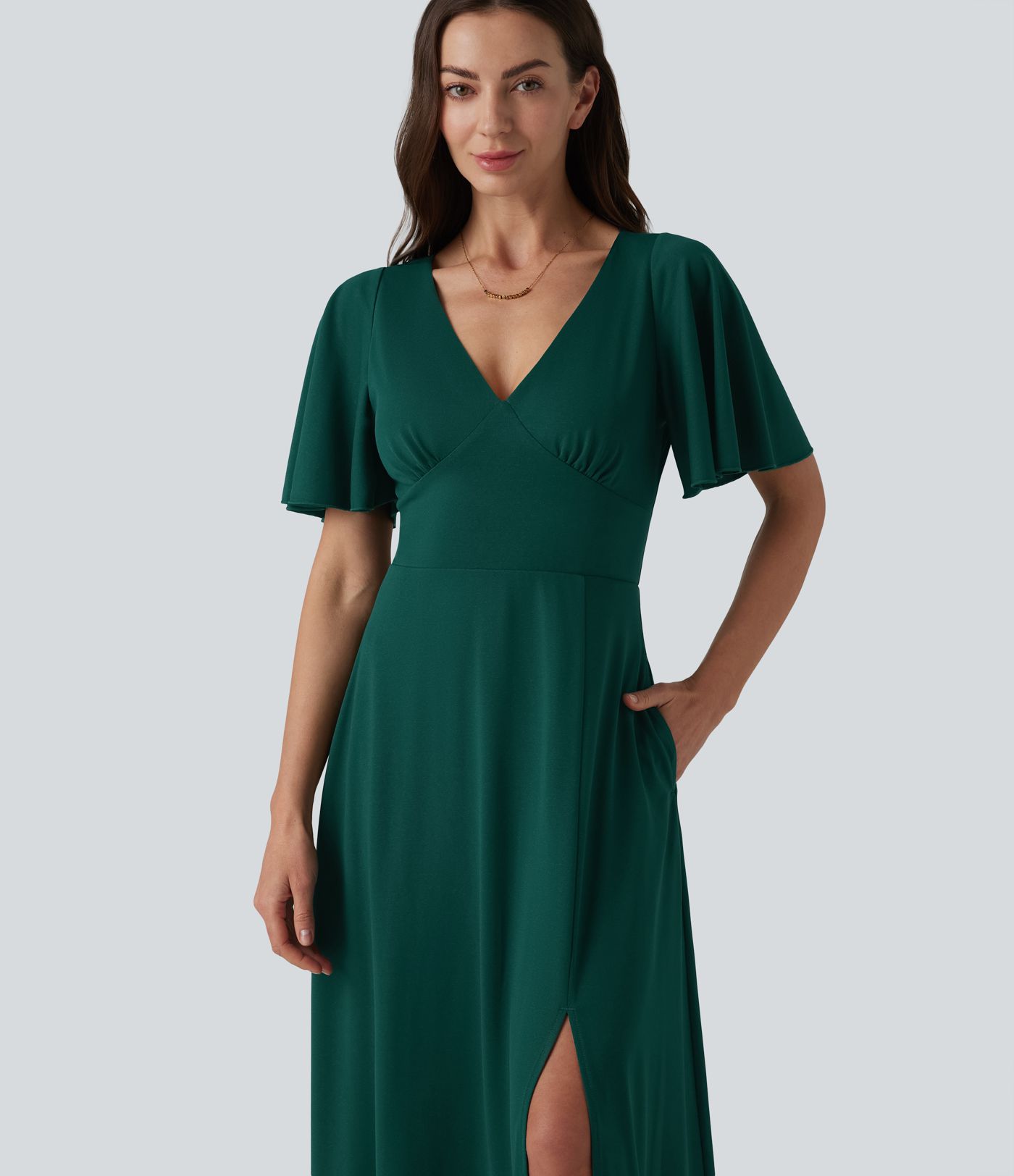 Robe longue fluide de demoiselle d'honneur et d'invitée de mariage, fendue, à manches à volants et décolleté en V profond, avec soutien-gorge intégré et poches.