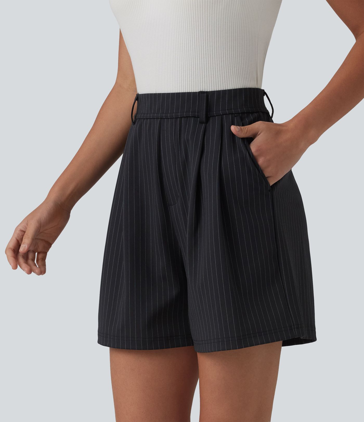 Plissierte Büro-Shorts mit hohem Bund, Seitentaschen und Streifen