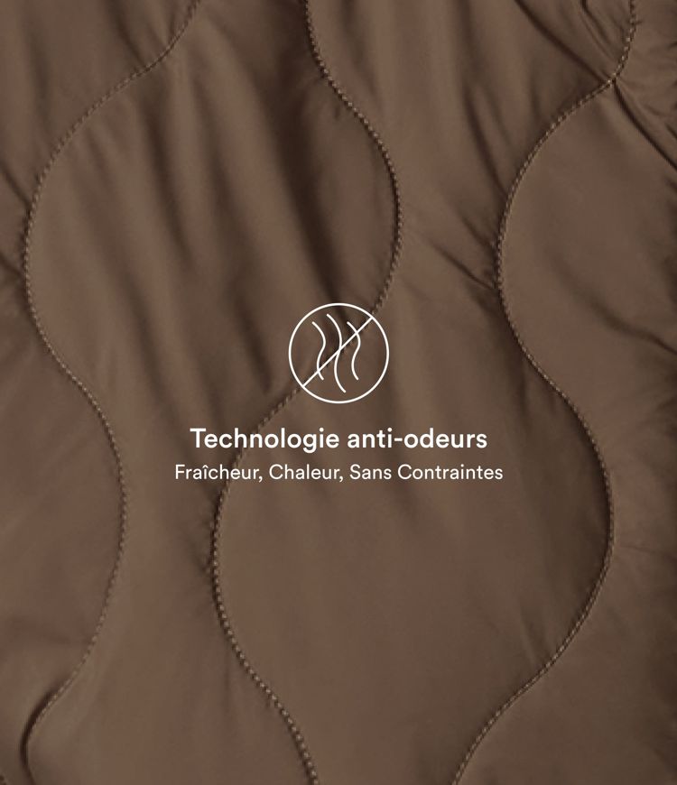 Durable, water-repellent, casual quilted vest made of synthetic down with a stand-up collar, drawstring hem, and pockets