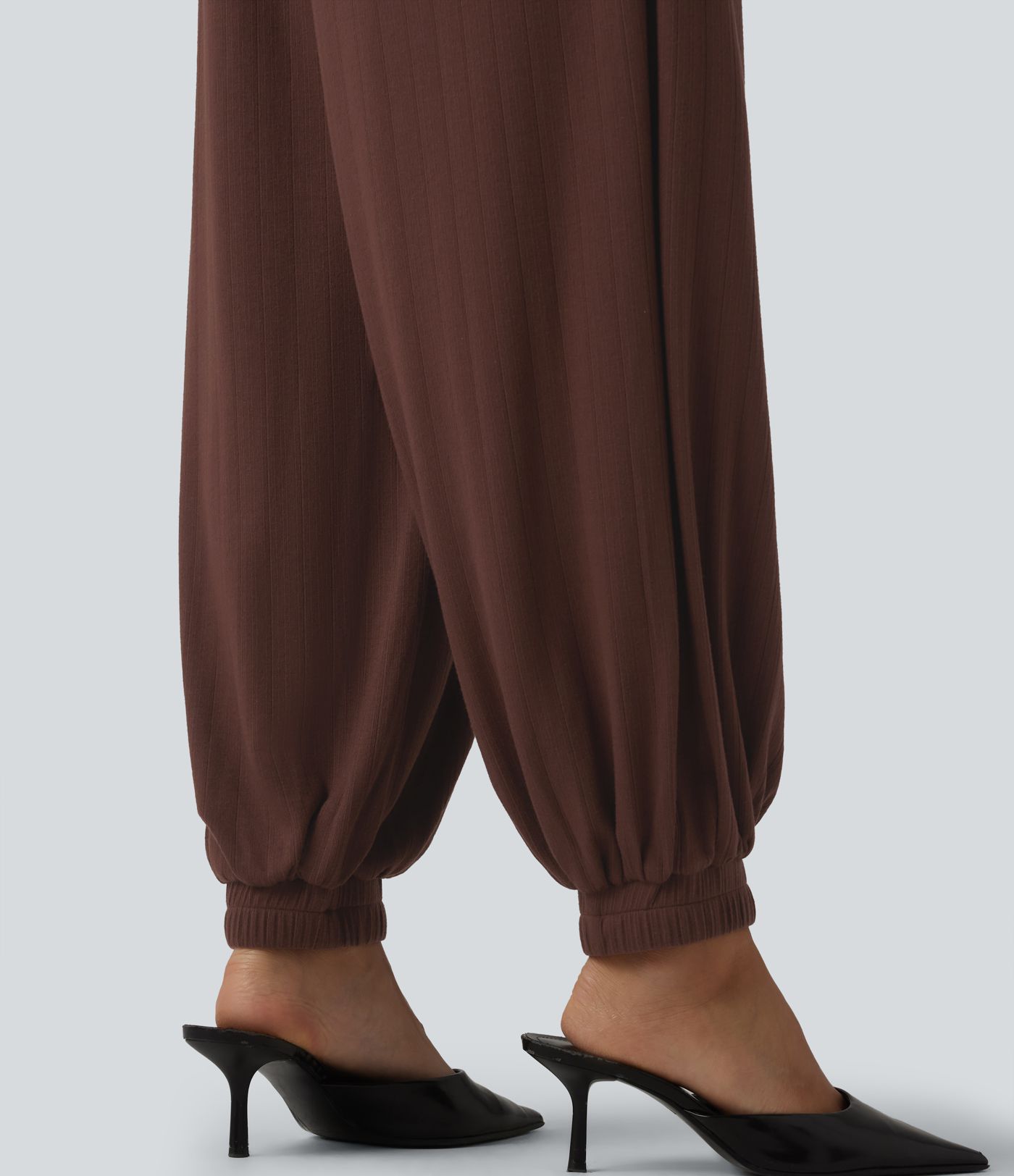 Gerippter Strick-Ballon-Jogger mit hohem Bund, drapiertem, lässigem Schnitt und Taschen