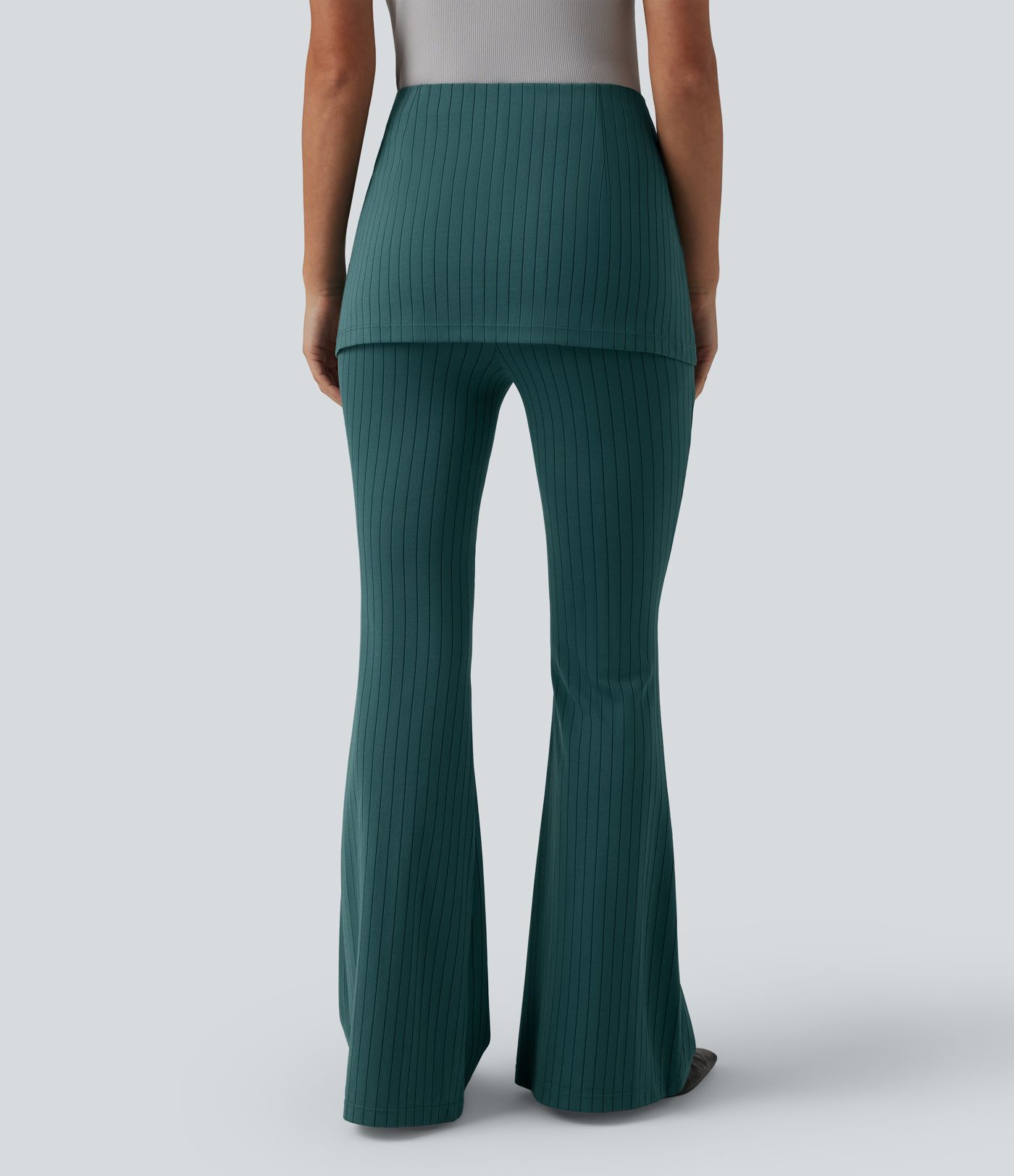 Hochtaillierte, gestreifte Arbeitshose mit kühlendem Griff und ausgestelltem Bein