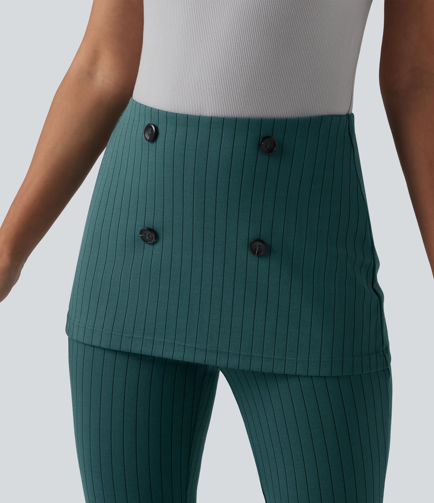 Hochtaillierte, gestreifte Arbeitshose mit kühlendem Griff und ausgestelltem Bein