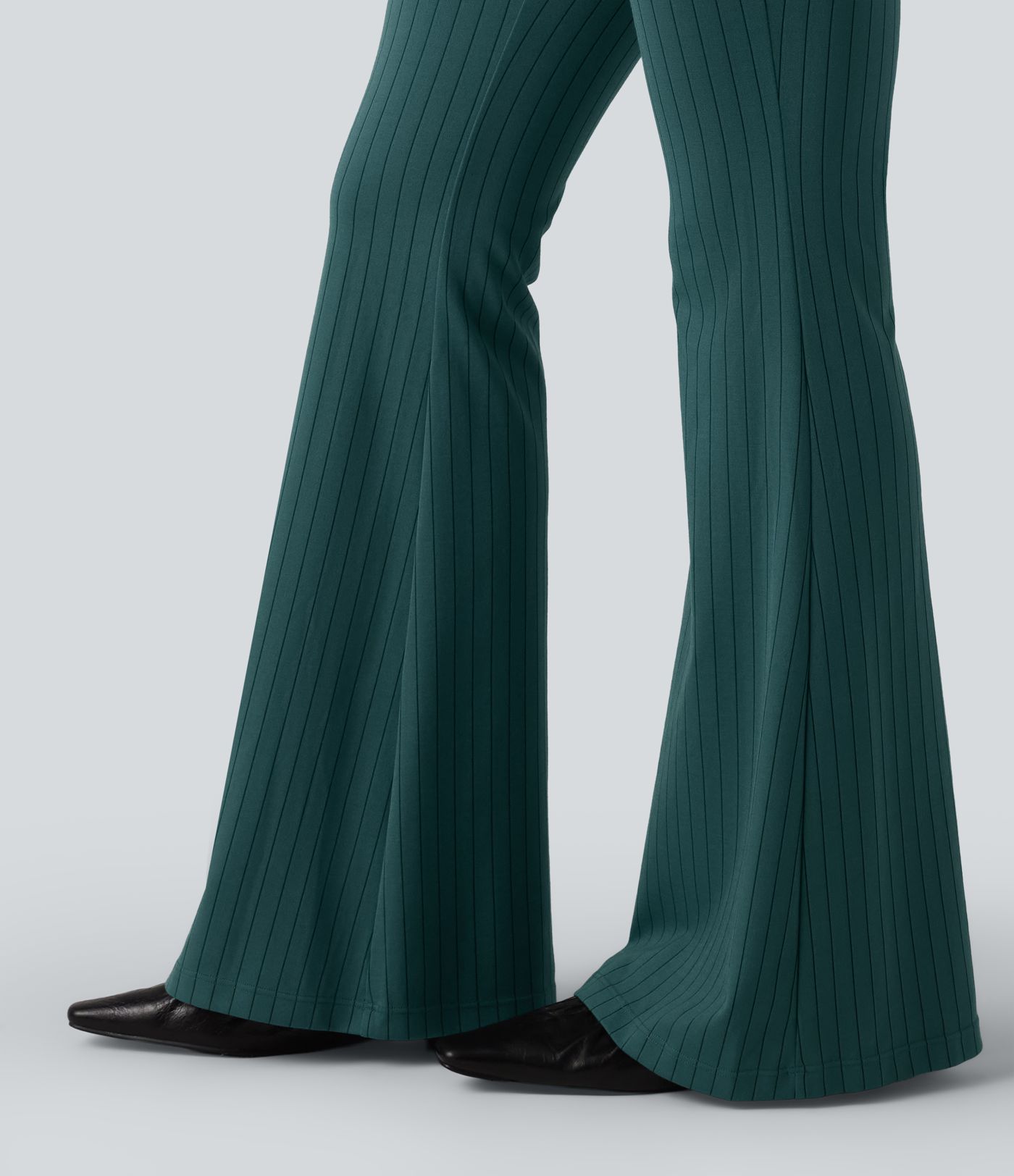 Hochtaillierte, gestreifte Arbeitshose mit kühlendem Griff und ausgestelltem Bein