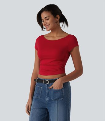 Kurzes, gerafftes T-Shirt mit U-Boot-Ausschnitt, kurzen Ärmeln und integriertem BH