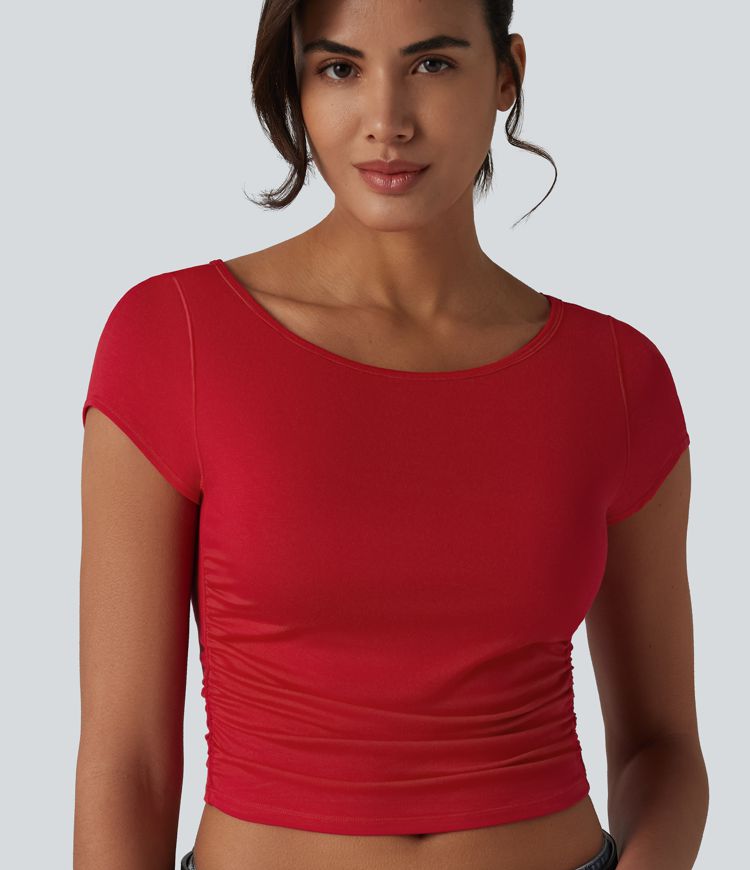 Kurzes, gerafftes T-Shirt mit U-Boot-Ausschnitt, kurzen Ärmeln und integriertem BH