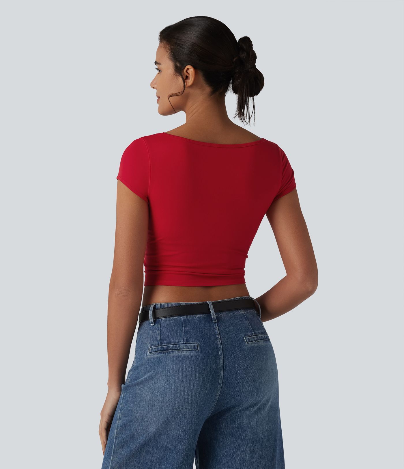 Kurzes, gerafftes T-Shirt mit U-Boot-Ausschnitt, kurzen Ärmeln und integriertem BH