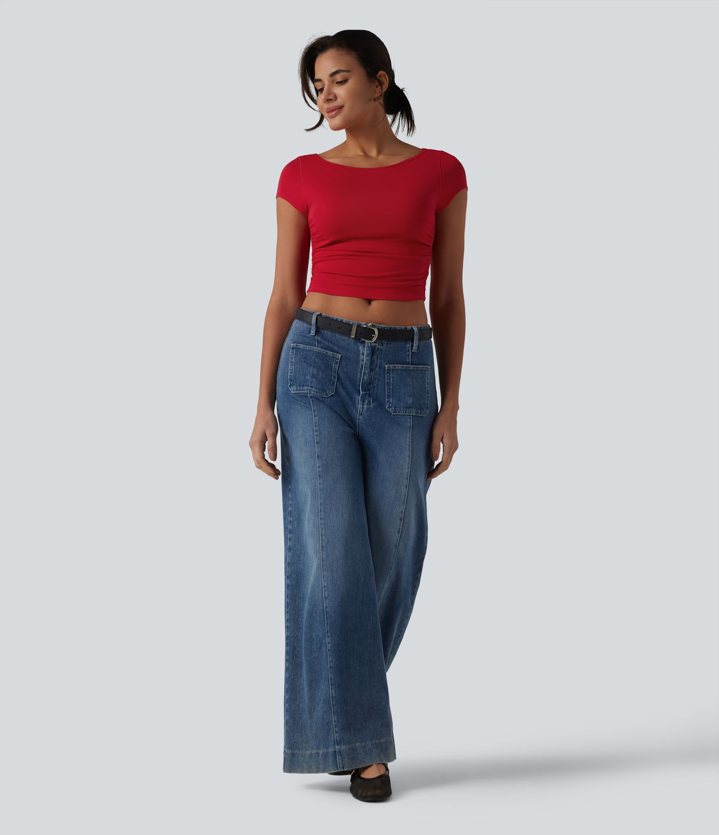 Kurzes, gerafftes T-Shirt mit U-Boot-Ausschnitt, kurzen Ärmeln und integriertem BH