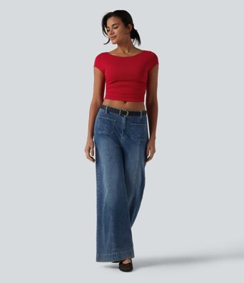 Kurzes, gerafftes T-Shirt mit U-Boot-Ausschnitt, kurzen Ärmeln und integriertem BH