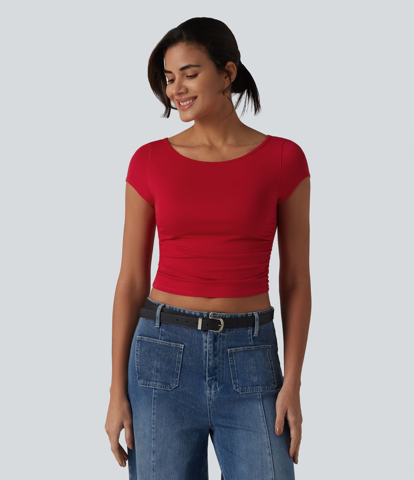 Kurzes, gerafftes T-Shirt mit U-Boot-Ausschnitt, kurzen Ärmeln und integriertem BH