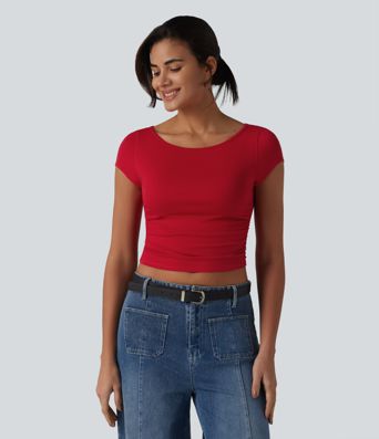 Kurzes, gerafftes T-Shirt mit U-Boot-Ausschnitt, kurzen Ärmeln und integriertem BH