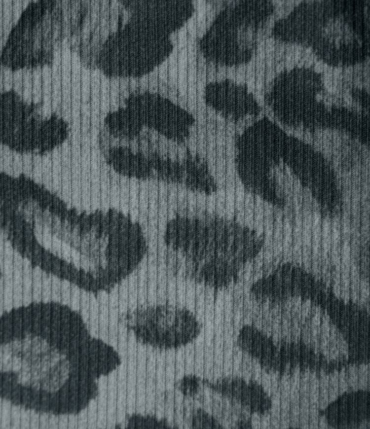 Lässiges Tube-Top aus geripptem Strick mit Leopardenmuster und Rüschensaum