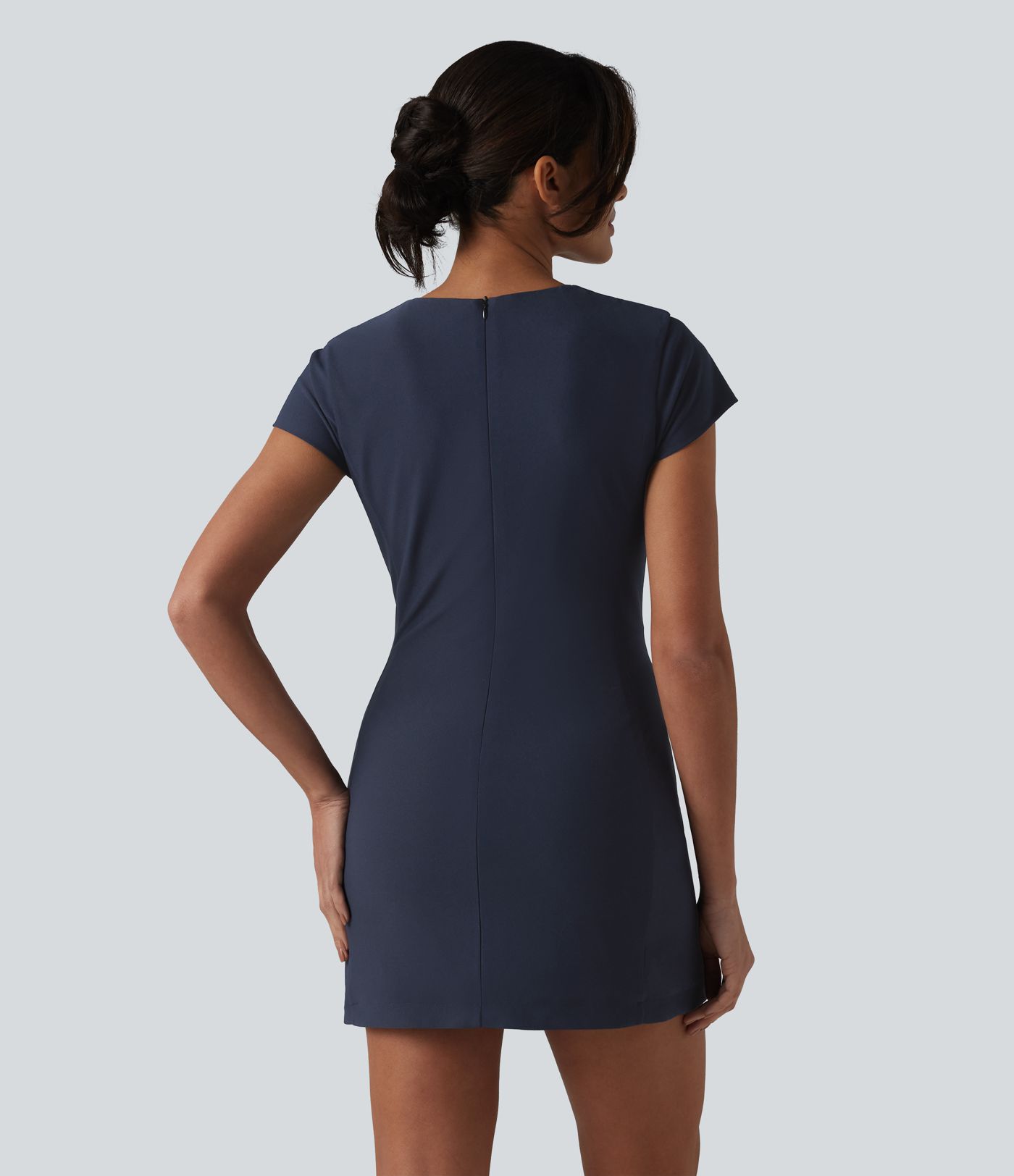 Minivestido ajustado de trabajo con cuello redondo, mangas cortas, cremallera invisible y bolsillos.