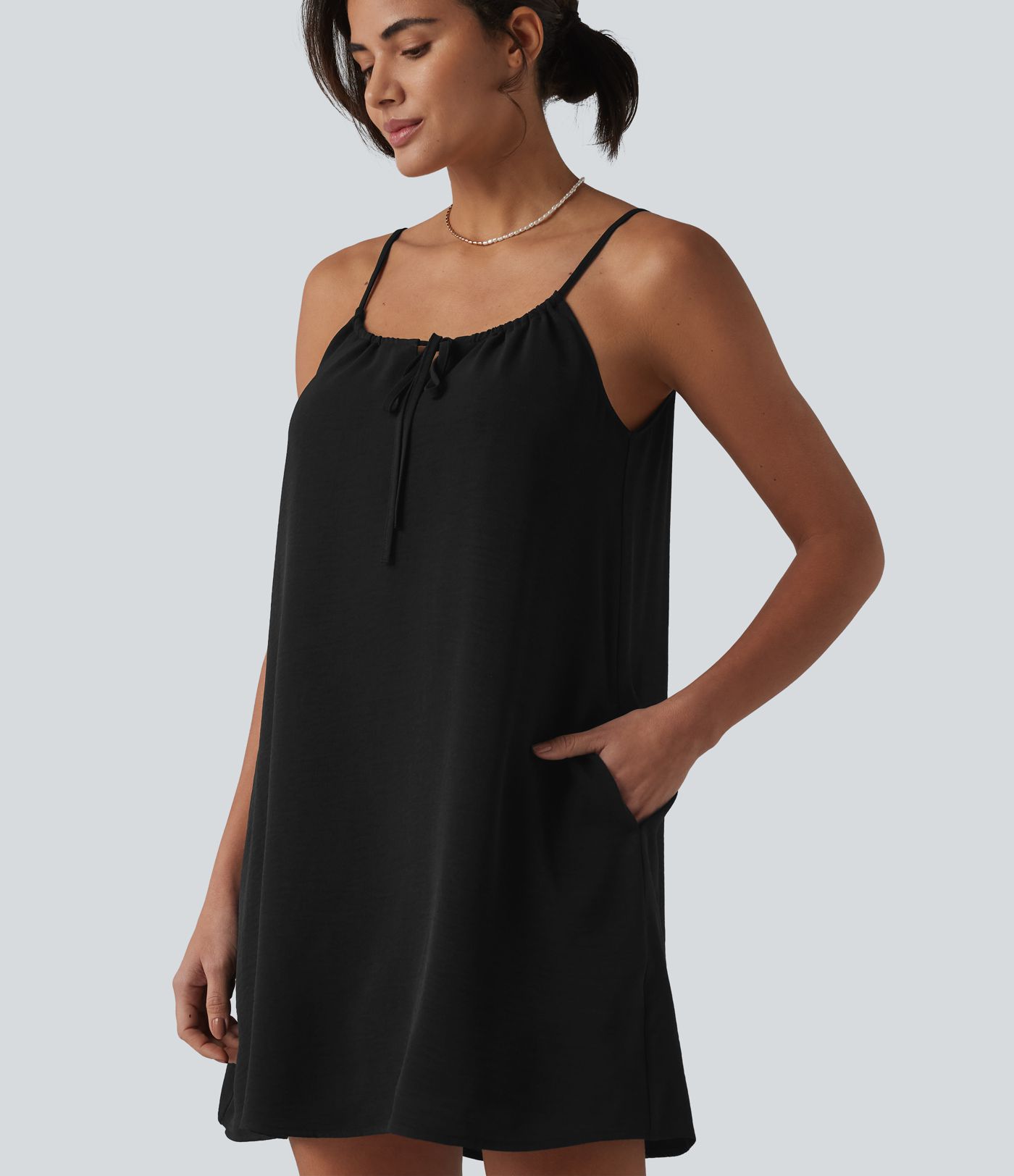 Robe courte à bretelles aspect lin avec laçage décoratif et poches