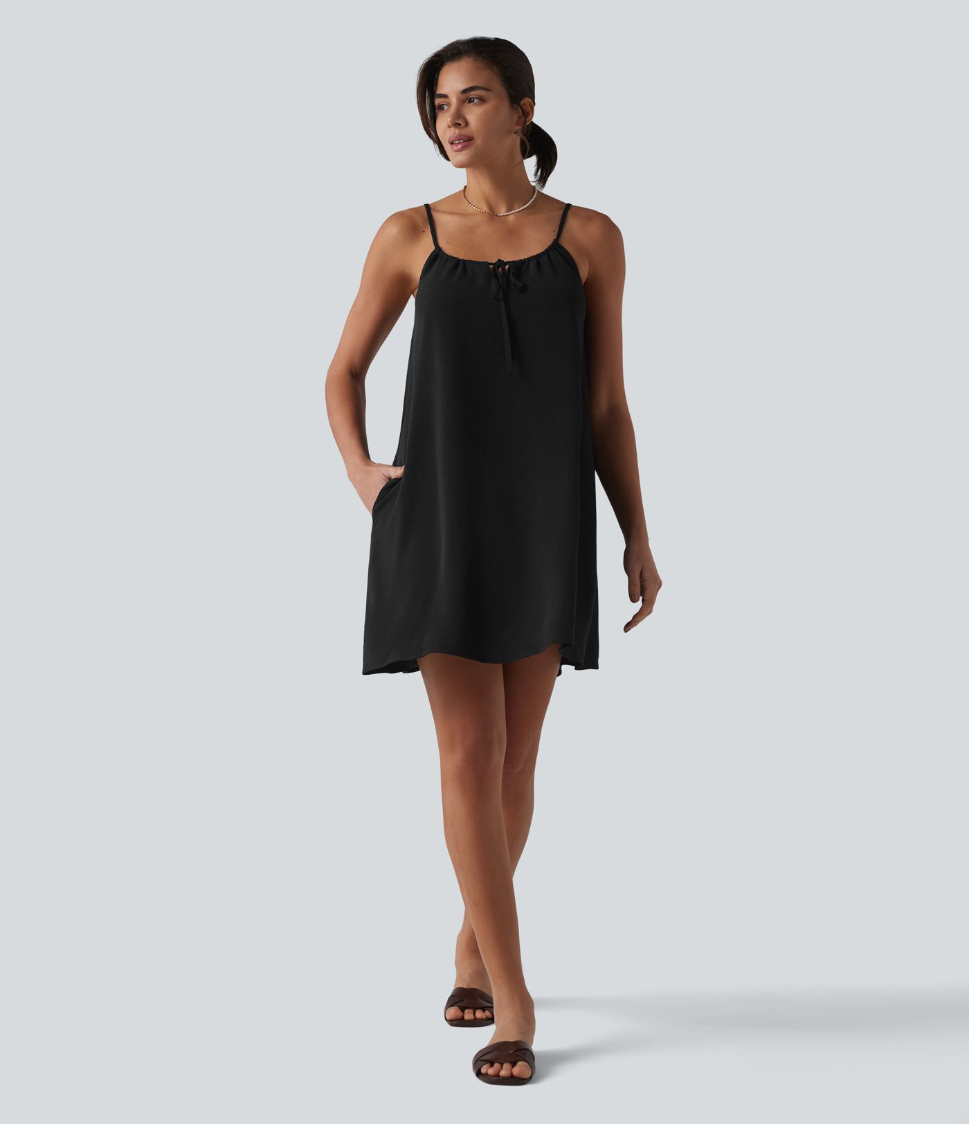 Robe courte à bretelles aspect lin avec laçage décoratif et poches