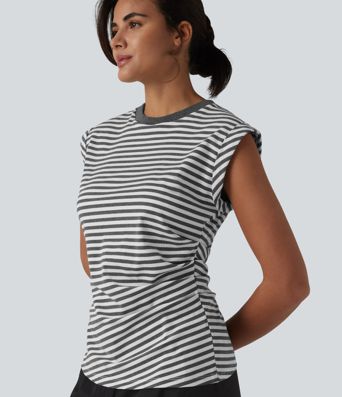 Lässiges T-Shirt aus geripptem Strick mit Rundhalsausschnitt, kurzen Ärmeln und Streifen