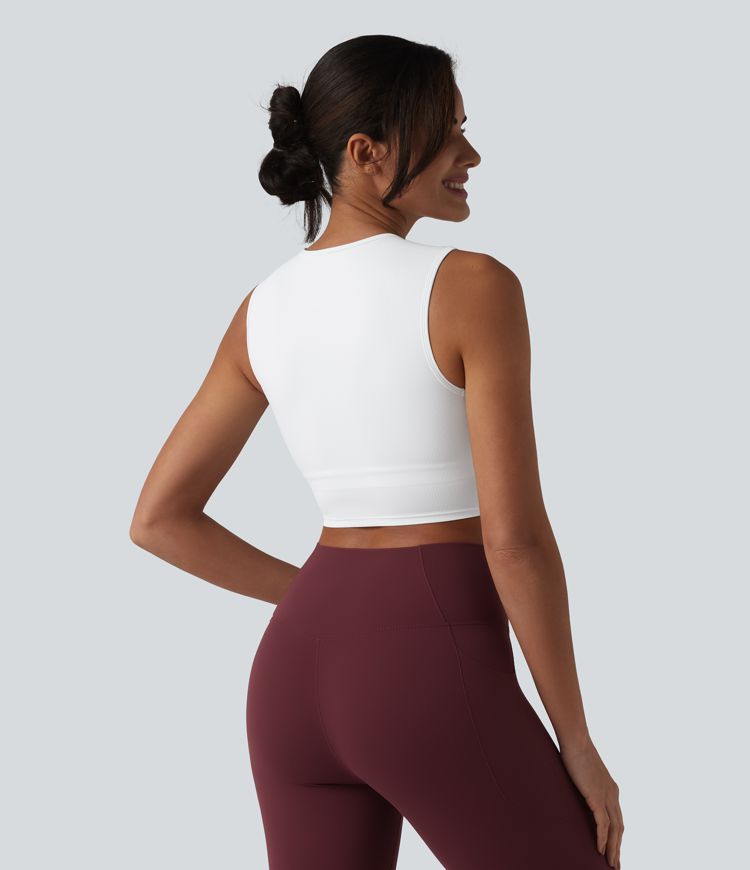 Kurzes Yoga-Tanktop aus geripptem Strick mit integriertem BH, Mesh-Overlay und Cool-Touch - geruchshemmend, UPF40+