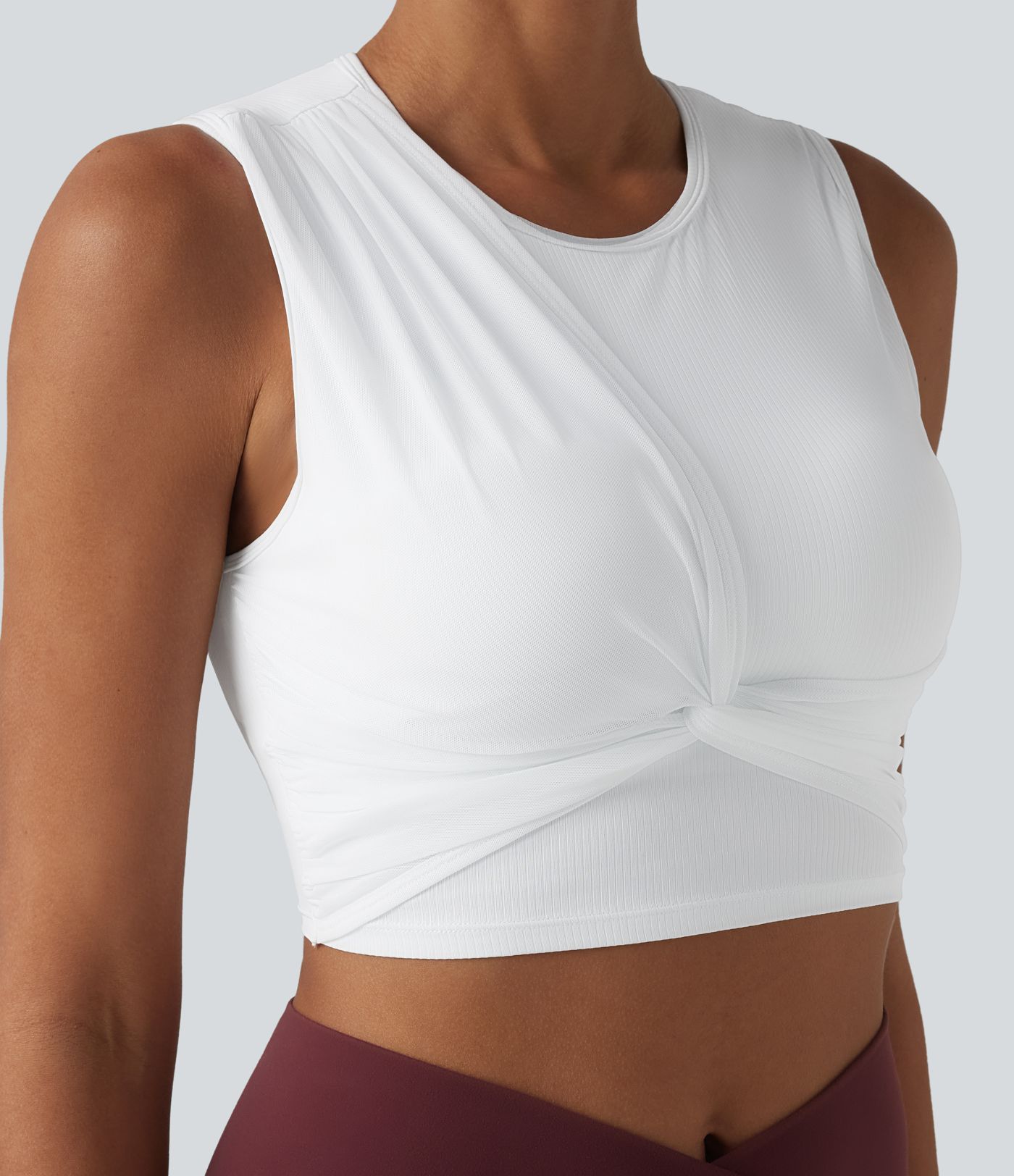 Kurzes Yoga-Tanktop aus geripptem Strick mit integriertem BH, Mesh-Overlay und Cool-Touch - geruchshemmend, UPF40+