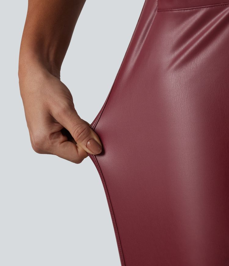 Casual shorts made of elastic faux leather with a high waist and side pockets