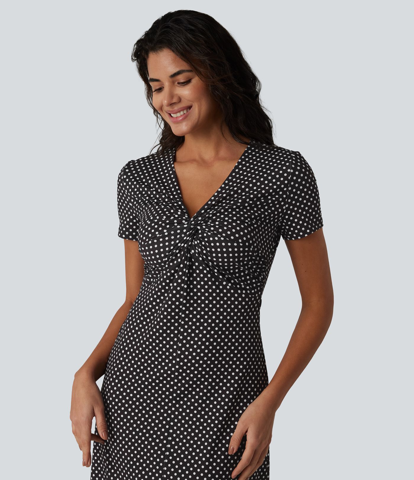 Robe casual à col V, manches courtes et imprimé à pois longueur genou