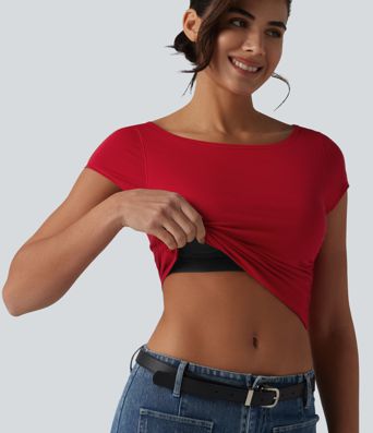 Kurzes, gerafftes T-Shirt mit U-Boot-Ausschnitt, kurzen Ärmeln und integriertem BH