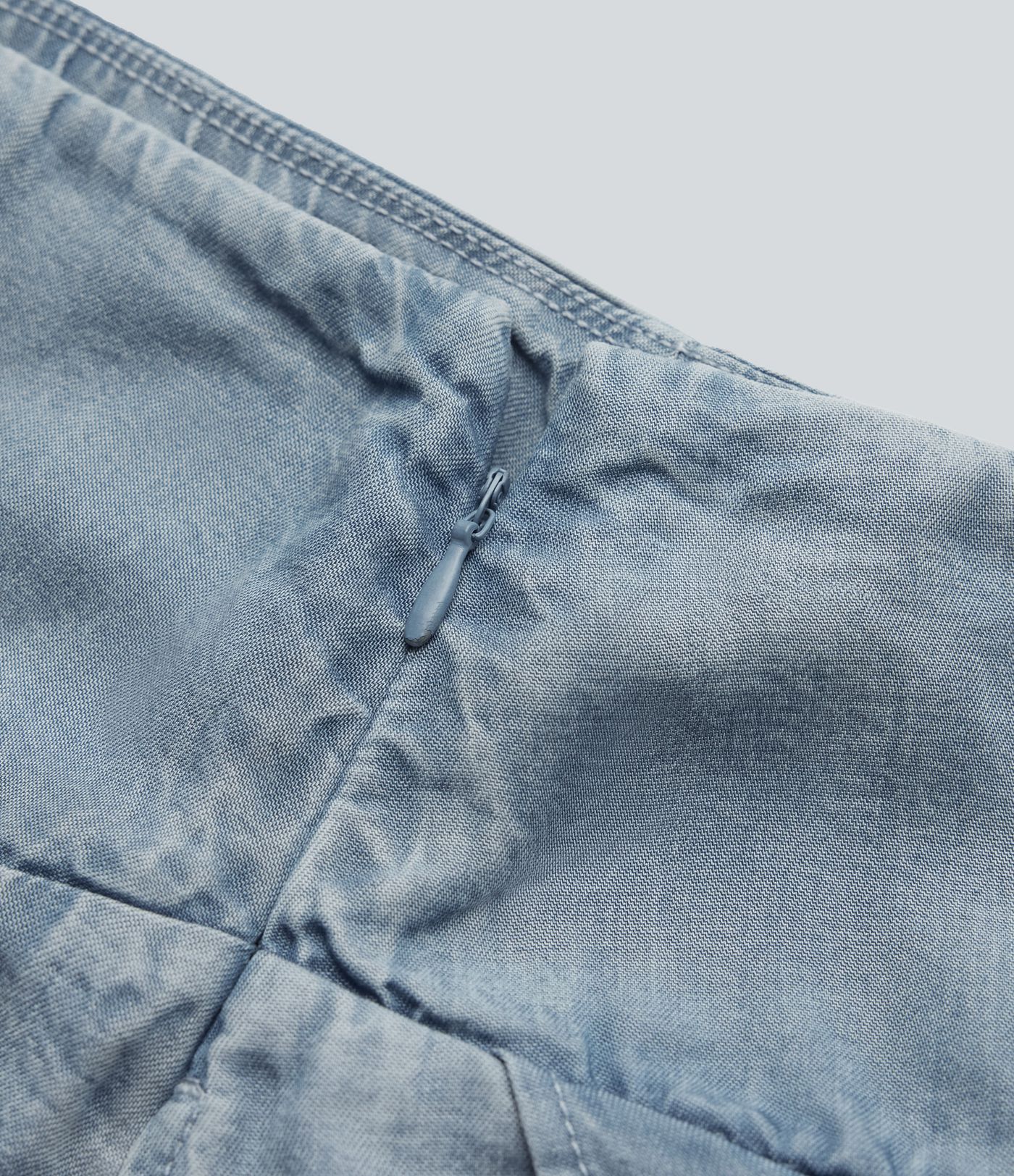 Jupe en jean midi fluide drapée en lyocell taille haute avec fermeture éclair invisible, ourlet asymétrique et poches