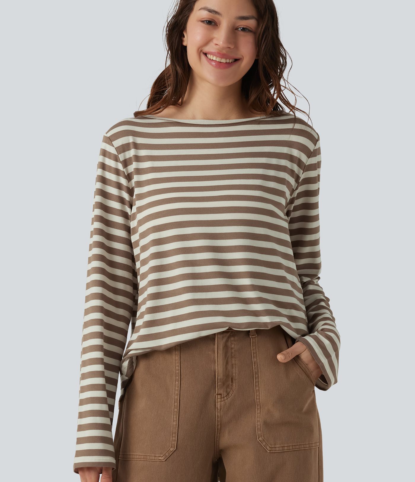 Lässiges T-Shirt mit U-Boot-Ausschnitt, langen Ärmeln, Streifen und abgerundetem Saum