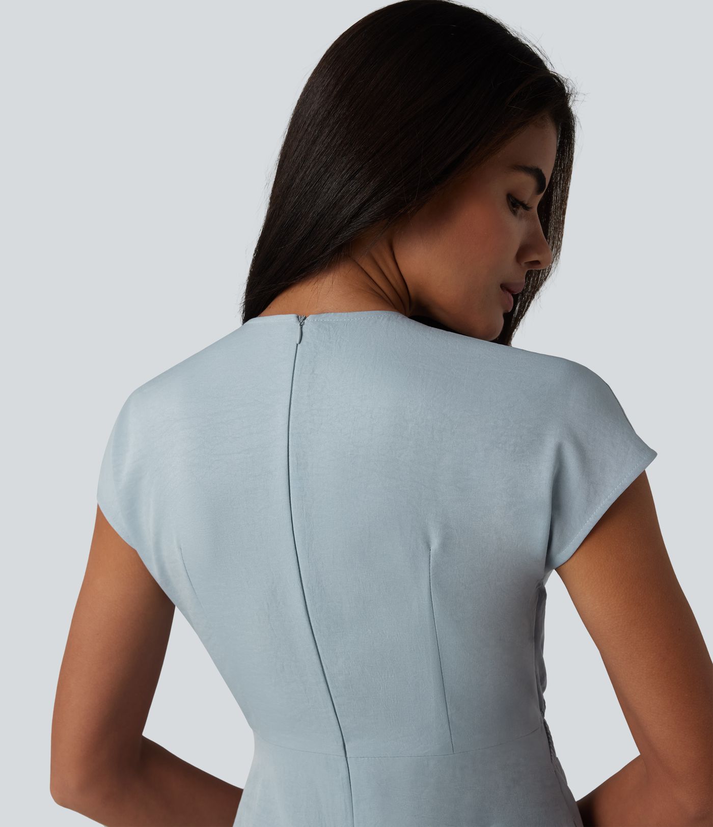 Midikleid mit V-Ausschnitt, Seitentaschen, kurzen Ärmeln, verstecktem Reißverschluss und verdrehtem Cut-Out-Design