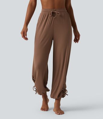 Gathered yoga joggers made from highly elastic ribbed knit with a high waistband, side pockets and drawstring.