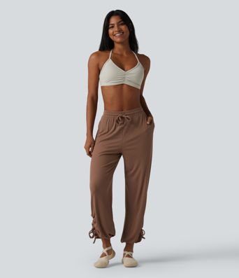 Gathered yoga joggers made from highly elastic ribbed knit with a high waistband, side pockets and drawstring.