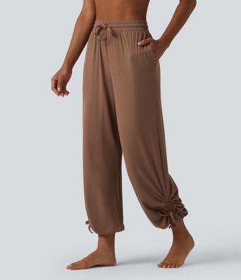Gathered yoga joggers made from highly elastic ribbed knit with a high waistband, side pockets and drawstring.