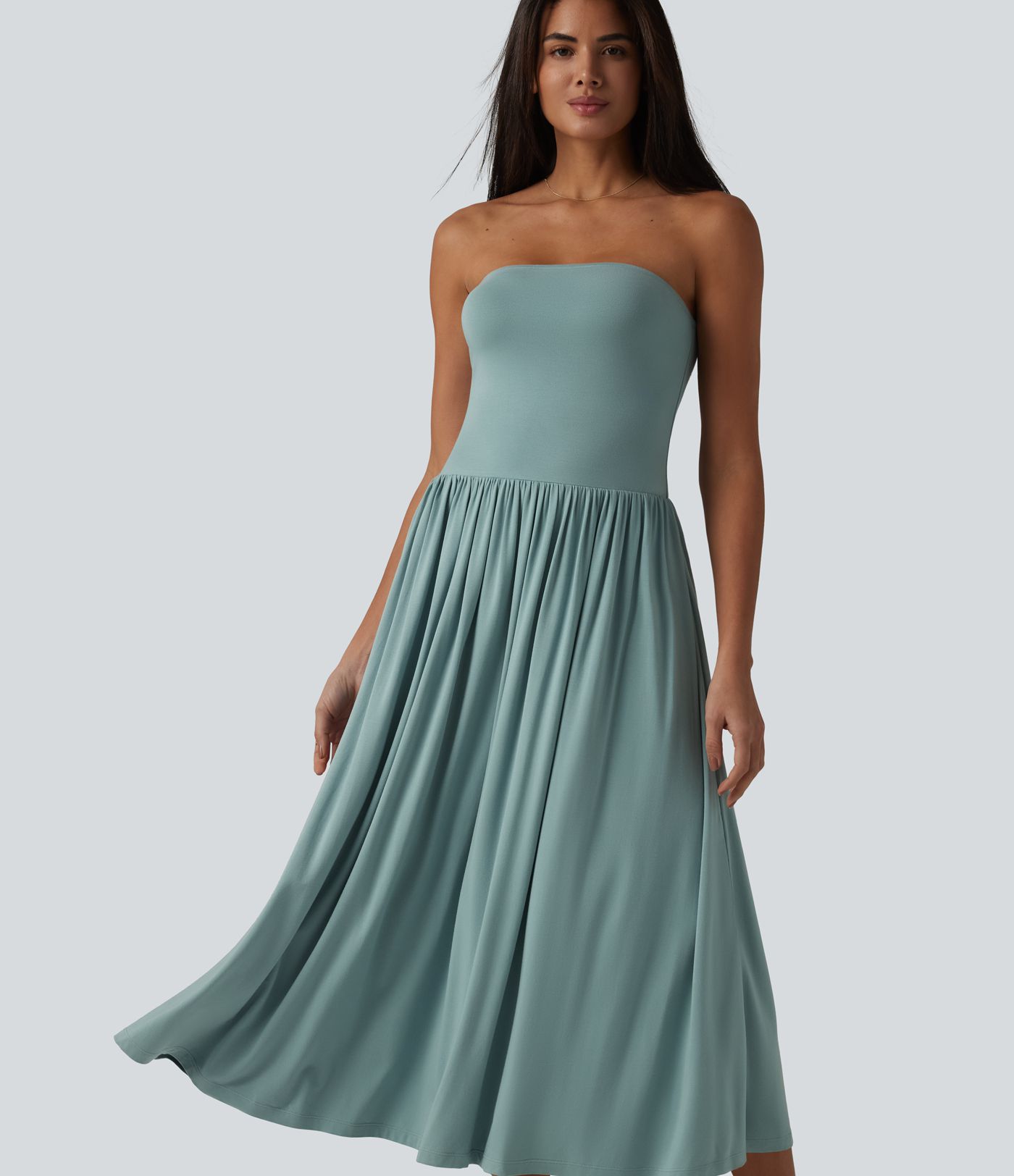 Fließendes, gerafftes Midikleid mit Tube-Top