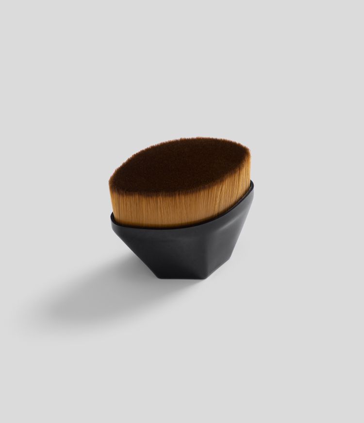 Pinceau plat pour fond de teint avec étui de protection inclus
