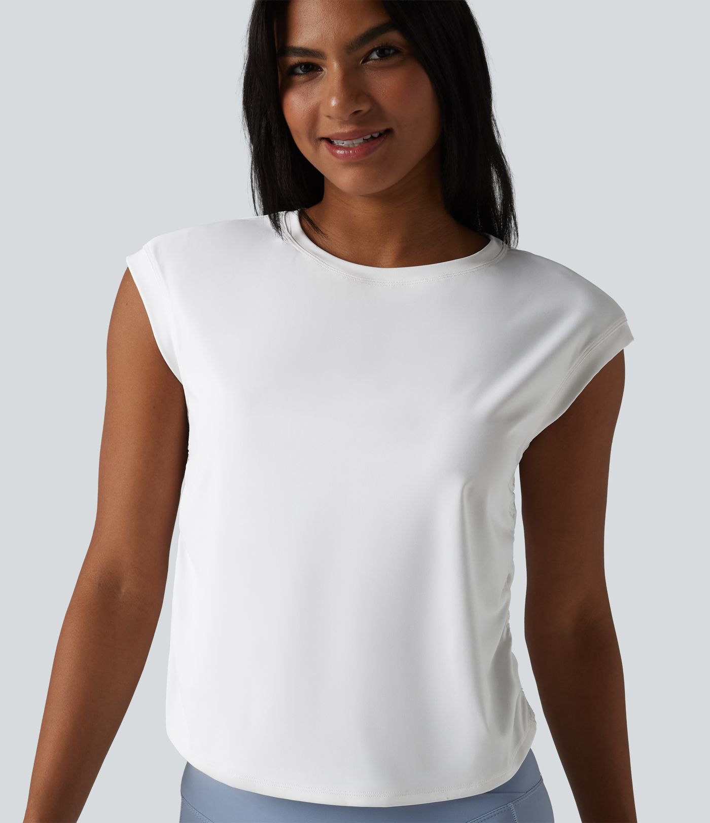 SoftlyZero™ - Gerafftes Yoga-Sport-Top mit Rundhalsausschnitt, kurzen Flügelärmeln und abgerundetem Saum