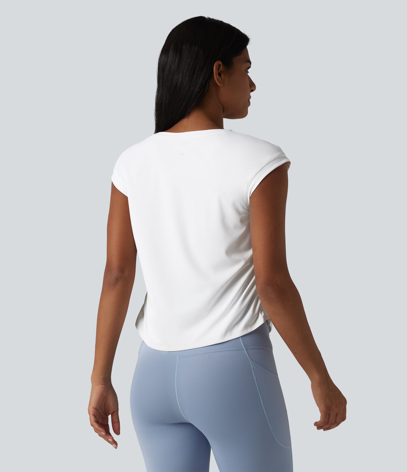 SoftlyZero™ - Gerafftes Yoga-Sport-Top mit Rundhalsausschnitt, kurzen Flügelärmeln und abgerundetem Saum