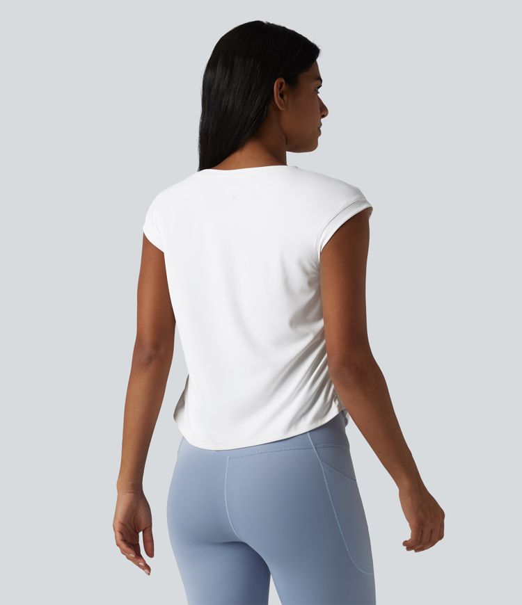 SoftlyZero™ - Gerafftes Yoga-Sport-Top mit Rundhalsausschnitt, kurzen Flügelärmeln und abgerundetem Saum