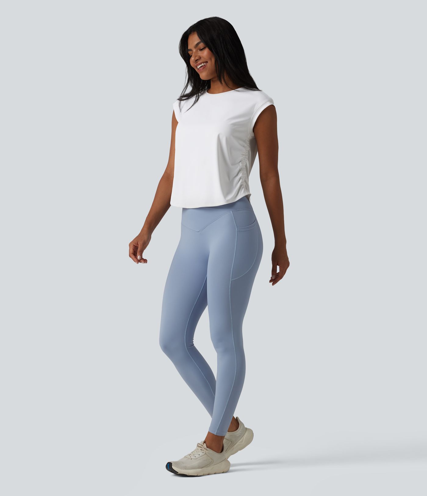 SoftlyZero™ - Gerafftes Yoga-Sport-Top mit Rundhalsausschnitt, kurzen Flügelärmeln und abgerundetem Saum