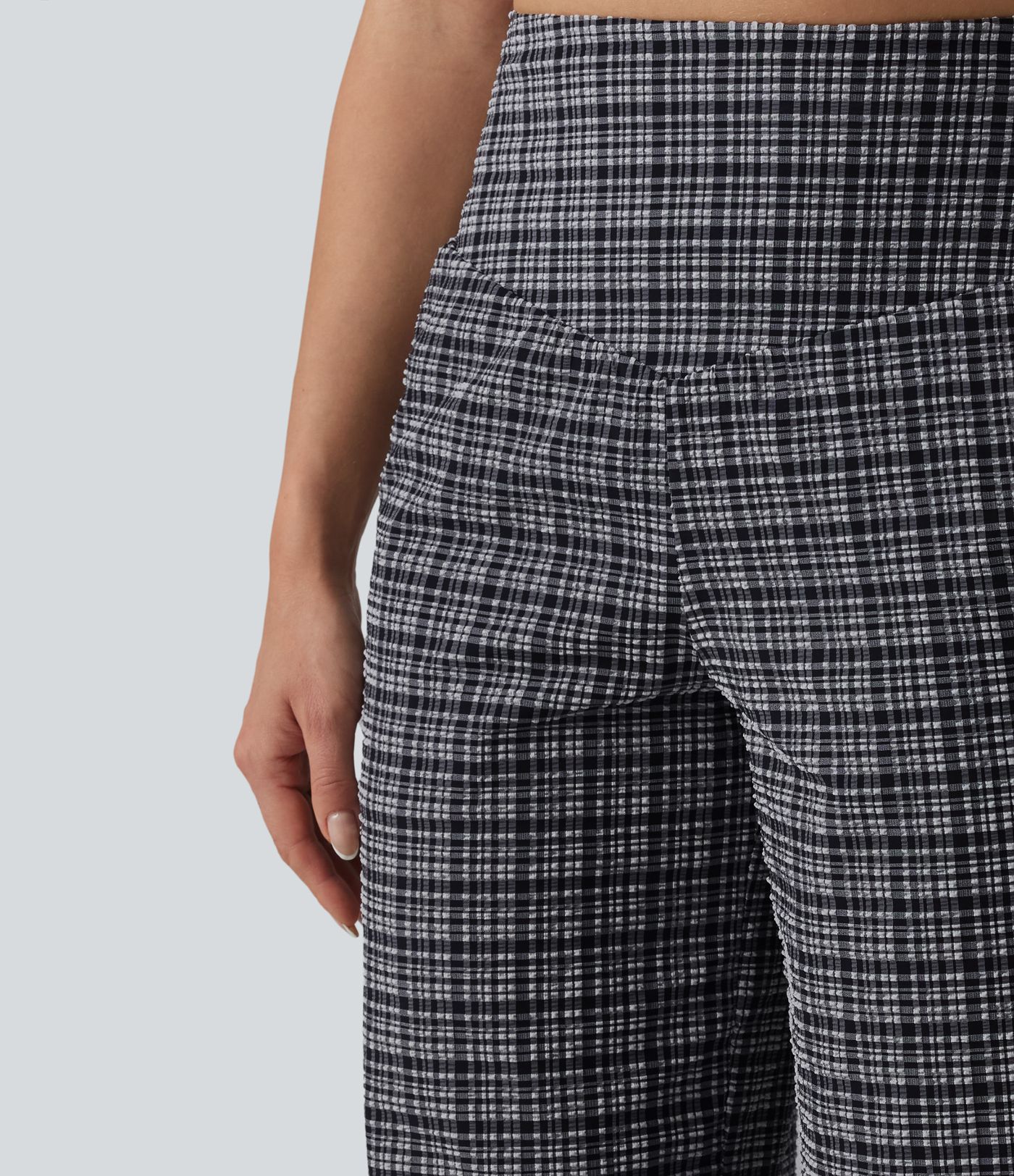 Figurbetonte Hose mit hohem Bund, Seitentaschen, Karomuster und weitem Bein - schnelltrocknend, knitterfrei