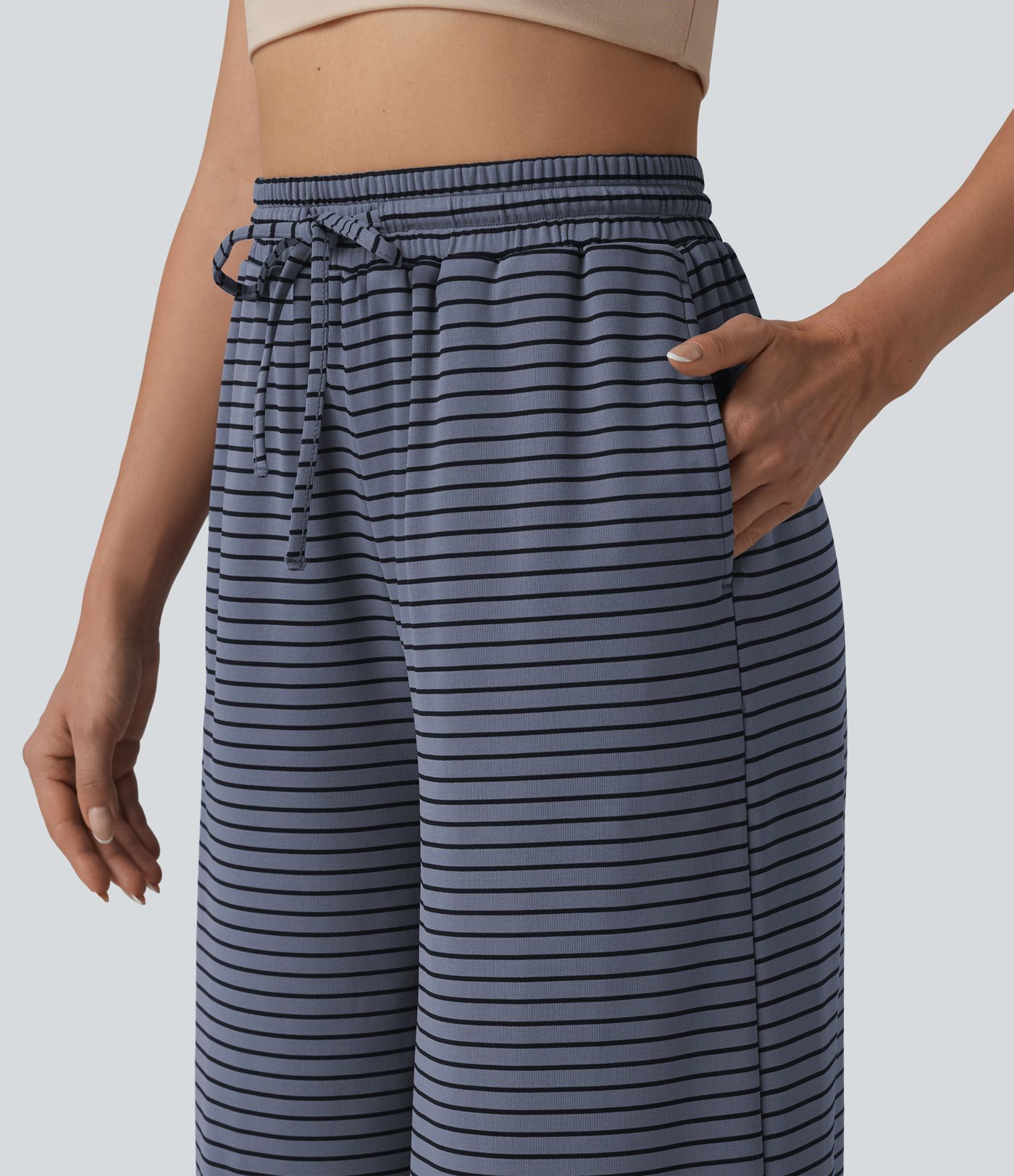 Lässige Baggy-Hose aus geripptem Strick mit hohem Bund, mehreren Taschen, Kordelzug und Streifen